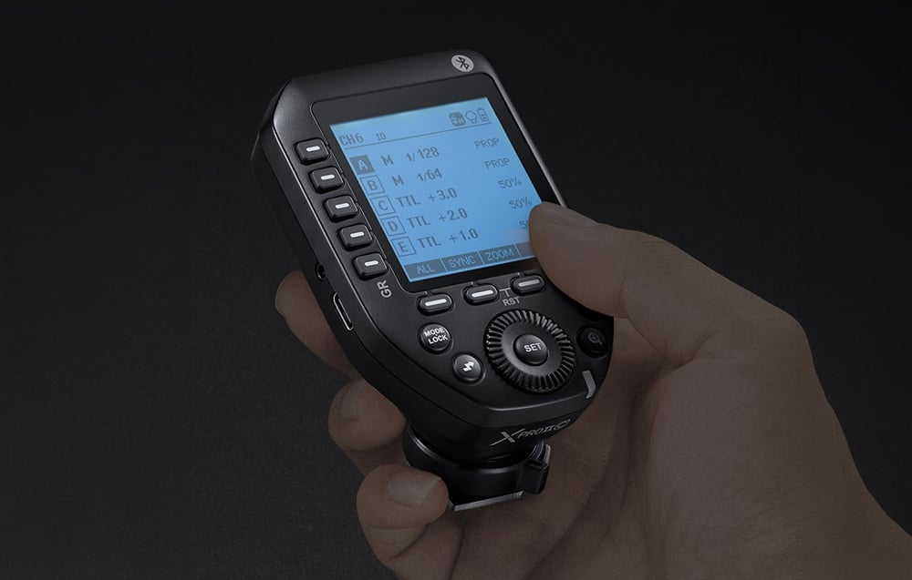Godox XProII S z podświetlanym ekranem LCD trzymany w dłoni